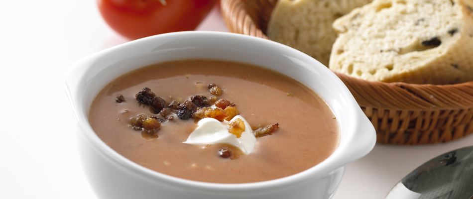 Tomatsuppe toppet med cremefraiche og bacon samt flute