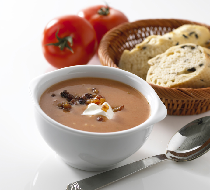 Tomatsuppe toppet med cremefraiche og bacon samt flute
