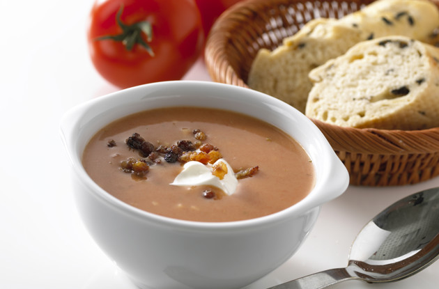 Tomatsuppe toppet med cremefraiche og bacon samt flute