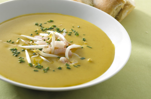 Karrysuppe med rejer og brød