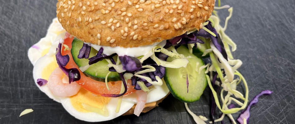 Salat med falaffel, dressing og en bolle