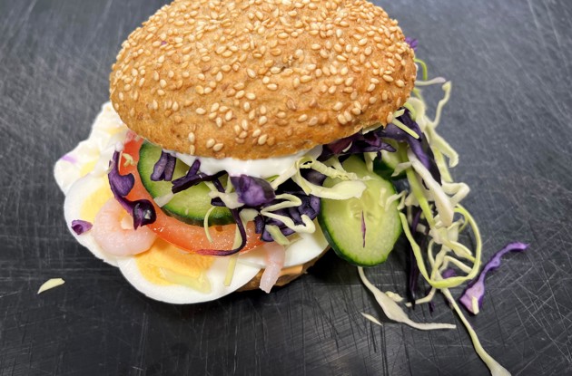 Salat med falaffel, dressing og en bolle