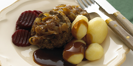 Hakkebøf med bløde løg, skysovs, kartofler og rødbeder