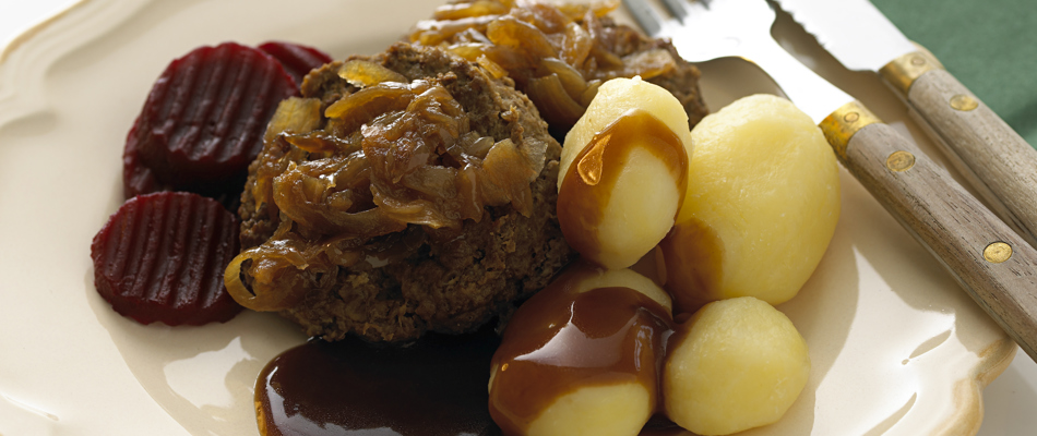 Hakkebøf med bløde løg, skysovs, kartofler og rødbeder