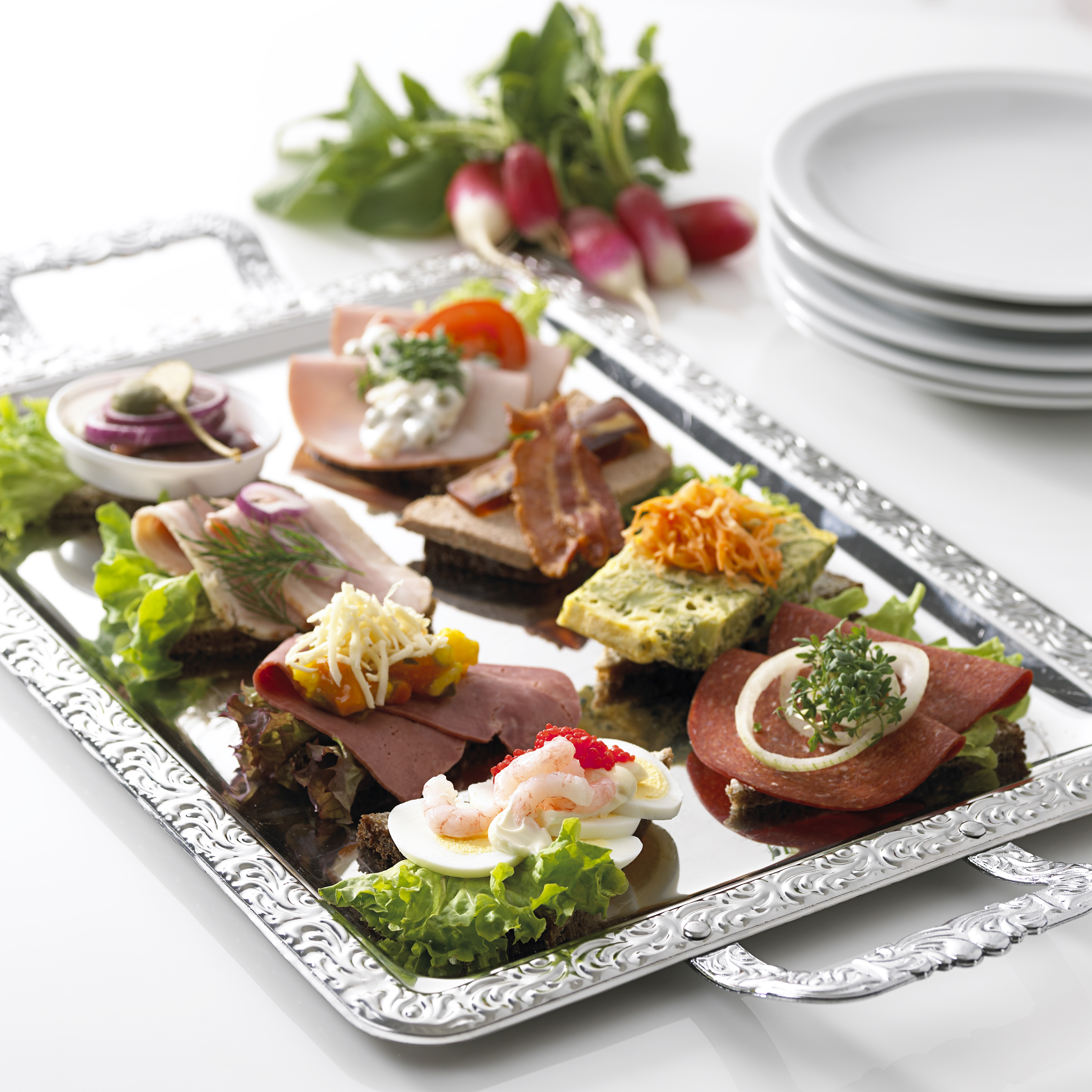 8 stykker smørrebrød på fad