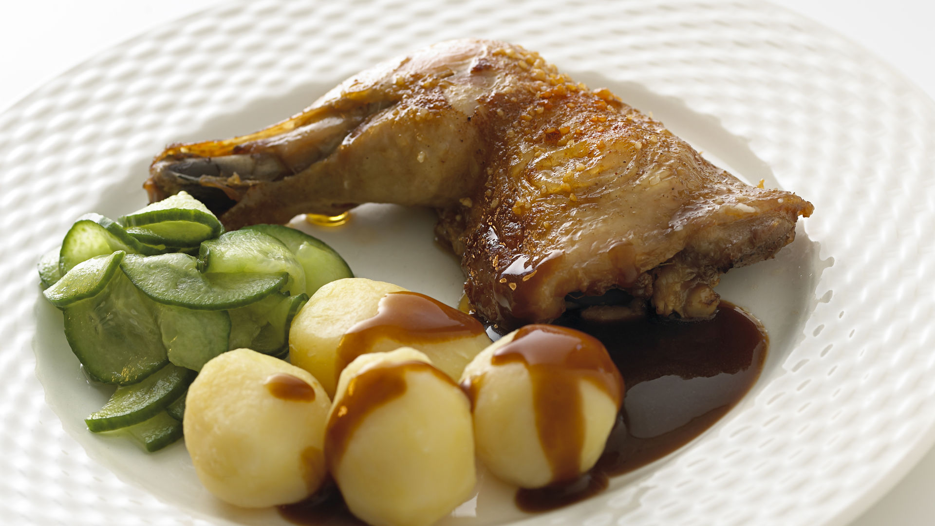 Stegt kylling med skysovs, kartofler og agurkesalat