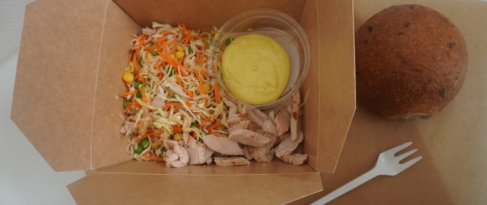 Salatboks med kylling, dressing og brød
